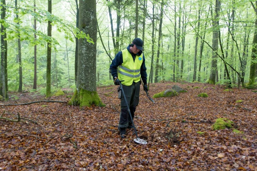 Jörgen Olsson deltar i sökandet med sin metalldetektor. 