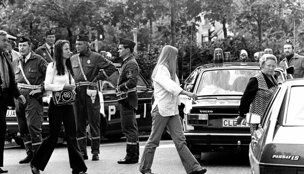 Misstänkta vallas utanför Katarina Bangata i Operation Leo