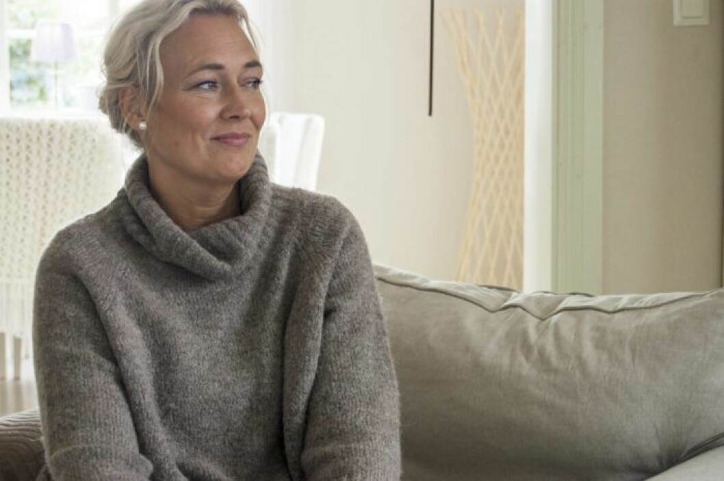 Behovet av fler familjehem är stort, och Linda och maken Kurt är ännu beredda att ta emot fler barn. Linda Svensson sitter i en soffa
