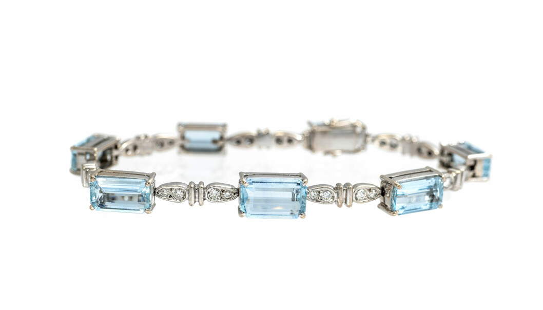 Armbandet av 18 k vitguld med smaragdslipade akvamariner på totalt 10,60 ct och briljantslipade diamanter på 0,65 ct är tillverkat hos firma H. Stern och finns för 25 000 kr hos C & V Jewellery Escape. Armband av 18 k vitguld med smaragdslipade akvamariner på totalt 10,60 ct och briljantslipade diamanter på 0,65 ct.