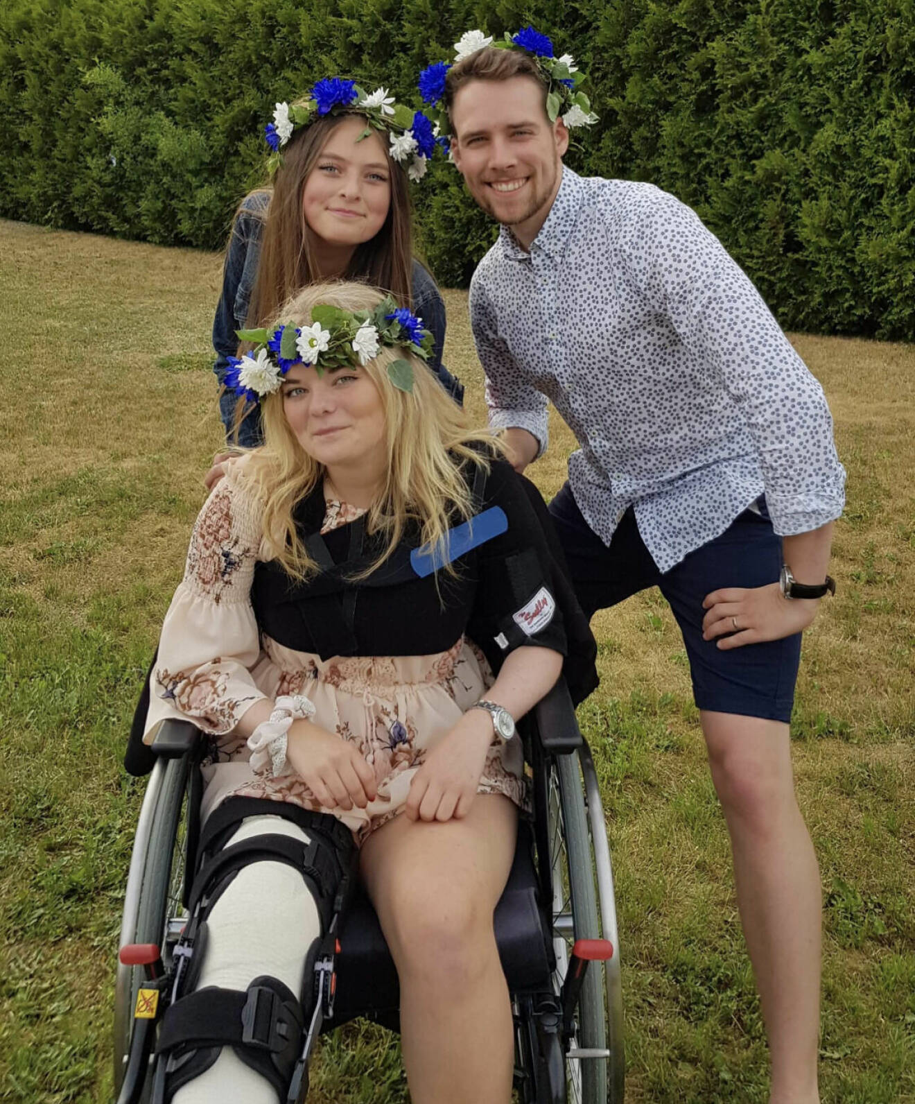 Moa i rullstol tillsammans med sin syster Emilia och bror Viktor.
