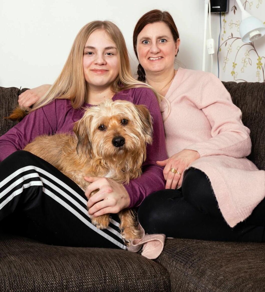 Moa tillsammans med mamma Katrina och hunden Chess. Foto: Tobias Nykänen Moa och mamma Katarina om sjukdomen PROS