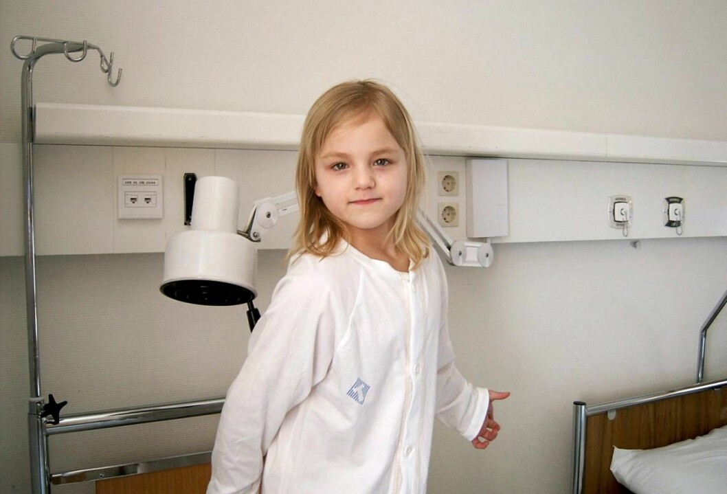 Moa har tillbringat mycket av sin tid på sjukhus, men aldrig någonsin klagat. Här är hon på sjukhuset i samband med en operation 2009. Foto: Privat Moa på sjukhuset som barn