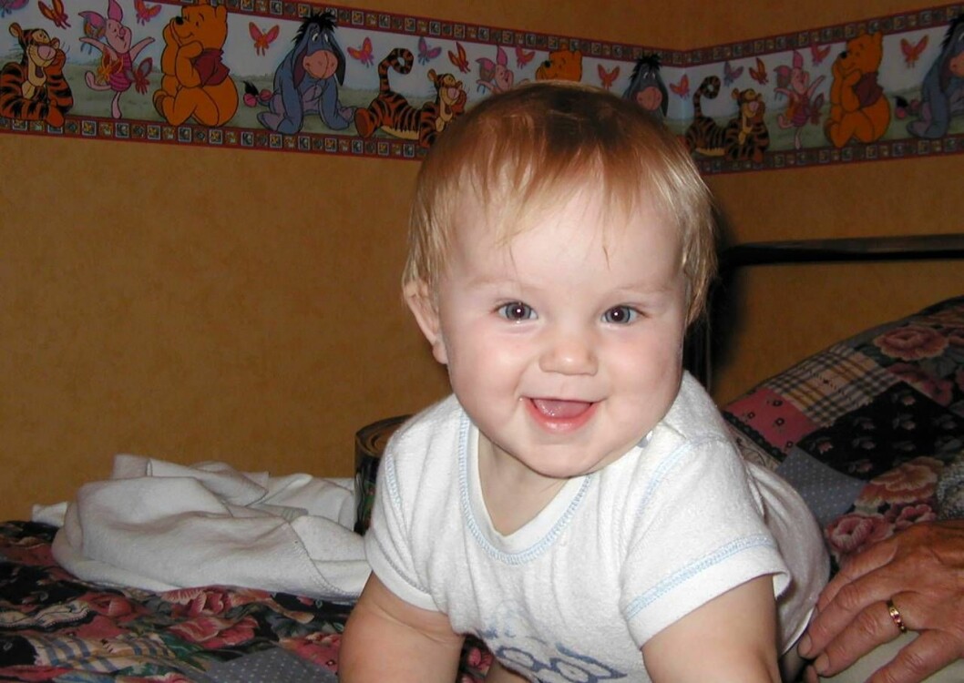 1-åriga Moa år 2002 hemma i Strömsund. Redan vid födseln såg mamma Katarina att dottern Moas händer var oproportionerligt stora. Foto: Privat Moa föddes med en sällsynt diagnos