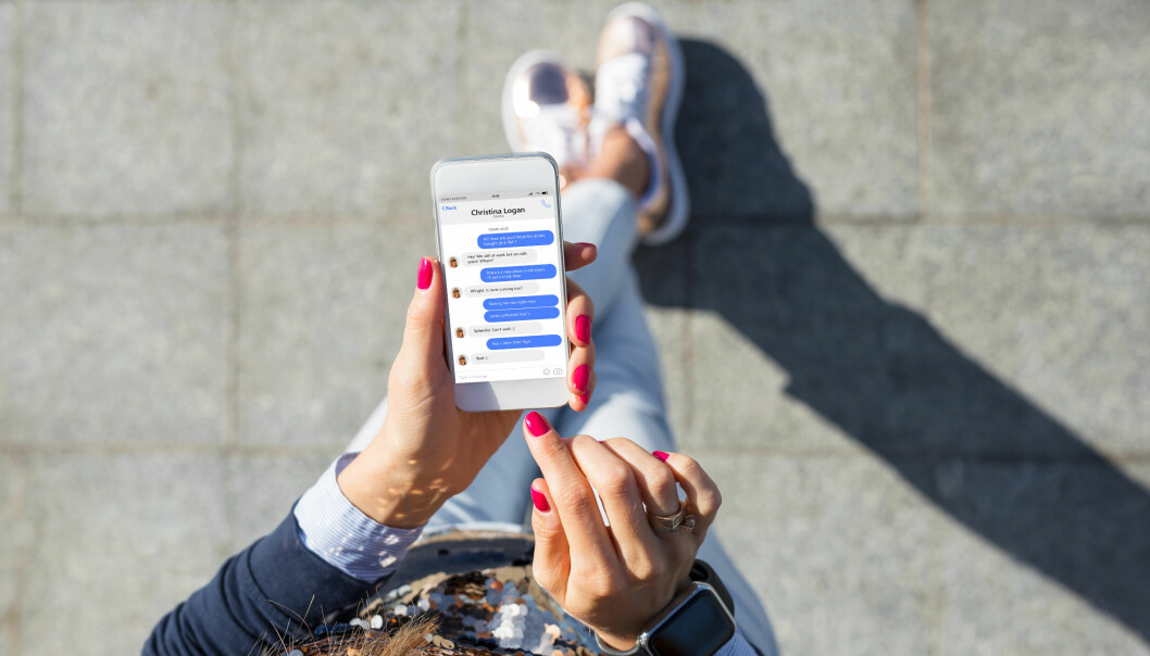 Att svara på inbjudningar och förfrågningar är viktigt – även om svaret är att vi inte kan närvara. En kvinna svarar på meddelanden i sin mobiltelefon.