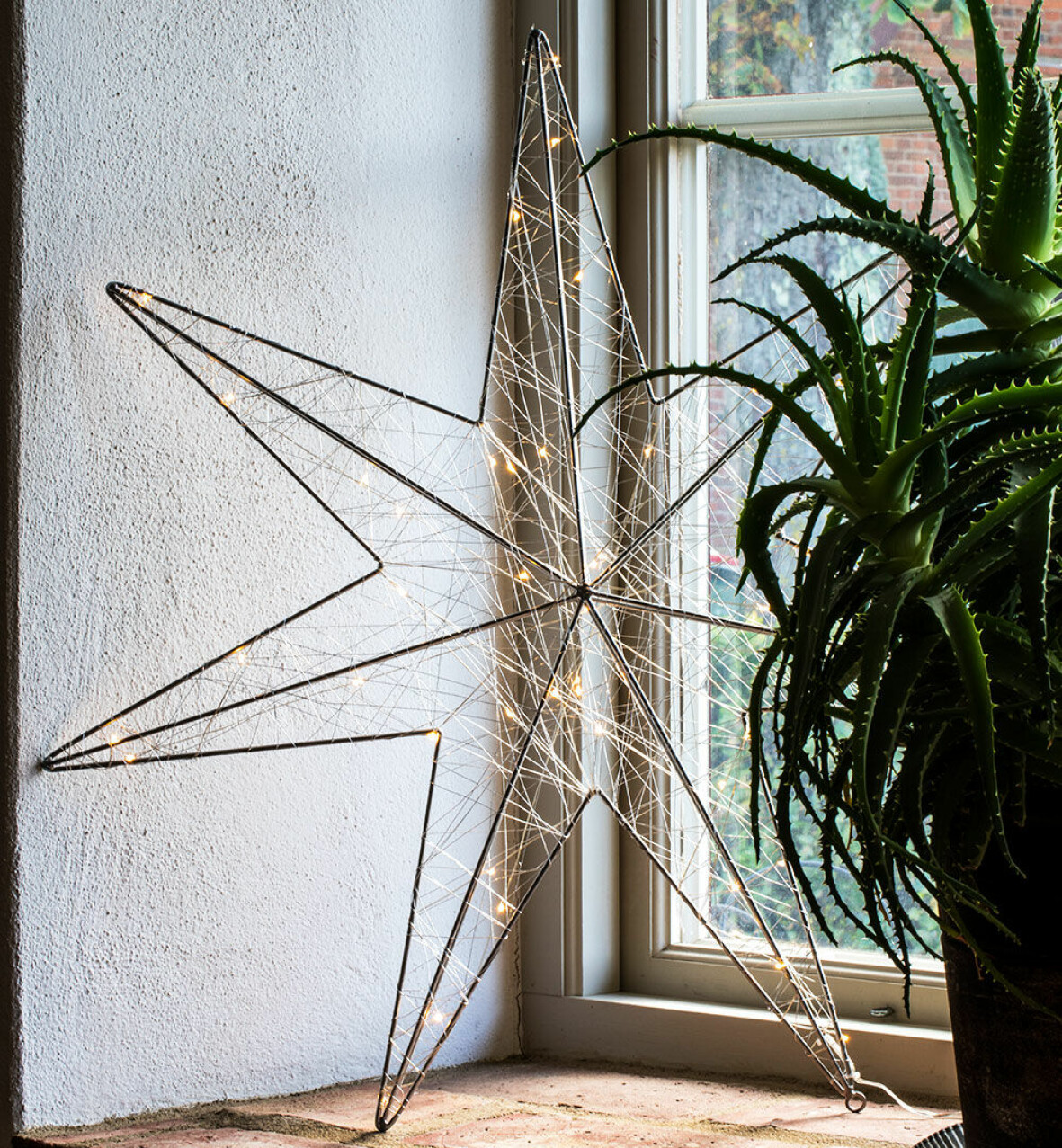 Modern adventsstjärna med LED-ljus.