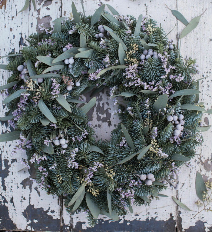 Den silvergröna granen gifter sig fint med eukalyptus och blårisp. Silverbrunians runda blommorna blir väldigt dekorativa. Den silvergröna granen gifter sig fint med eukalyptus och blårisp. Silverbrunians runda blommorna blir väldigt dekorativa.