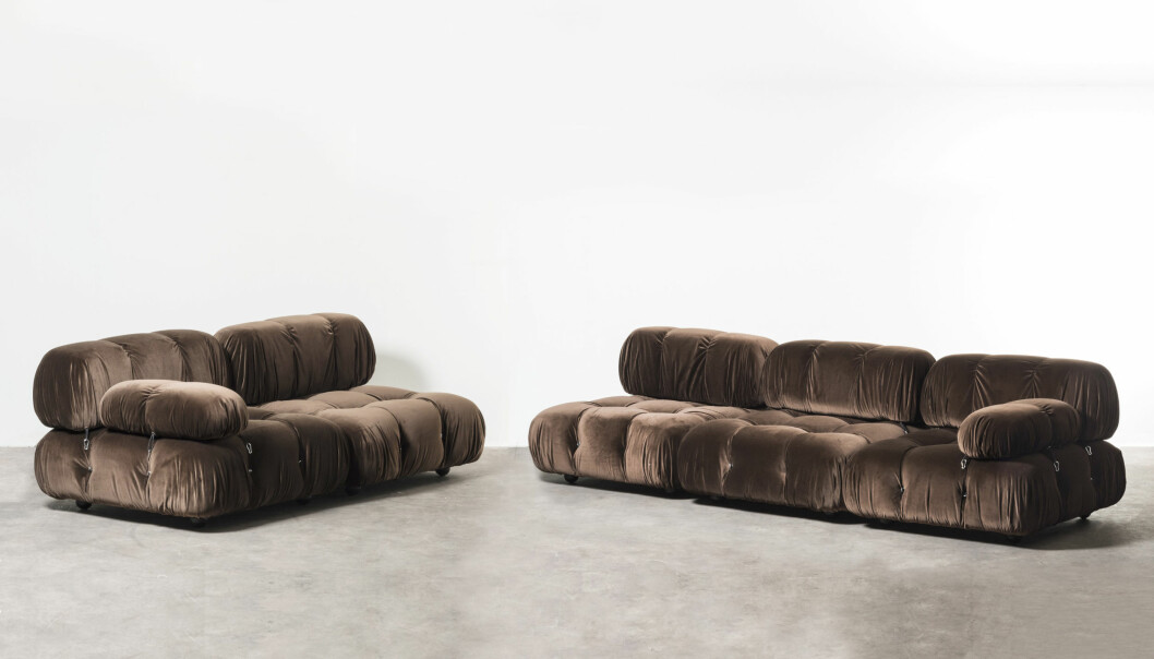 En av de mest kända modulsofforna från 1970-talet är Mario Bellinis (f1935) Camaleonda. Soffan fick sitt stora genombrott när den visades på en utställning på Museum of Modern Art i New York 1972 och lockade en ny ung publik. Med Camaleondas olika moduler fick de både flexibilitet och en futuristisk känsla i sina vardagsrum. Namnet är en blandning av orden kameleont och det italienska onda, som betyder våg. Soffan tillverkades av det italienska företaget B&B fram till 1979, och sedan en tid tillbaka har de tagit upp den i produktion igen. På Christie’s i New York klubbade man förra året fem moduler klädda i tyg för 12 500dollar (12 000–15 000). Fem moduler, ihopsatta till en tvåsitssoffa och en tresitssoffa i brunt sammet och i runda, mjuka former.