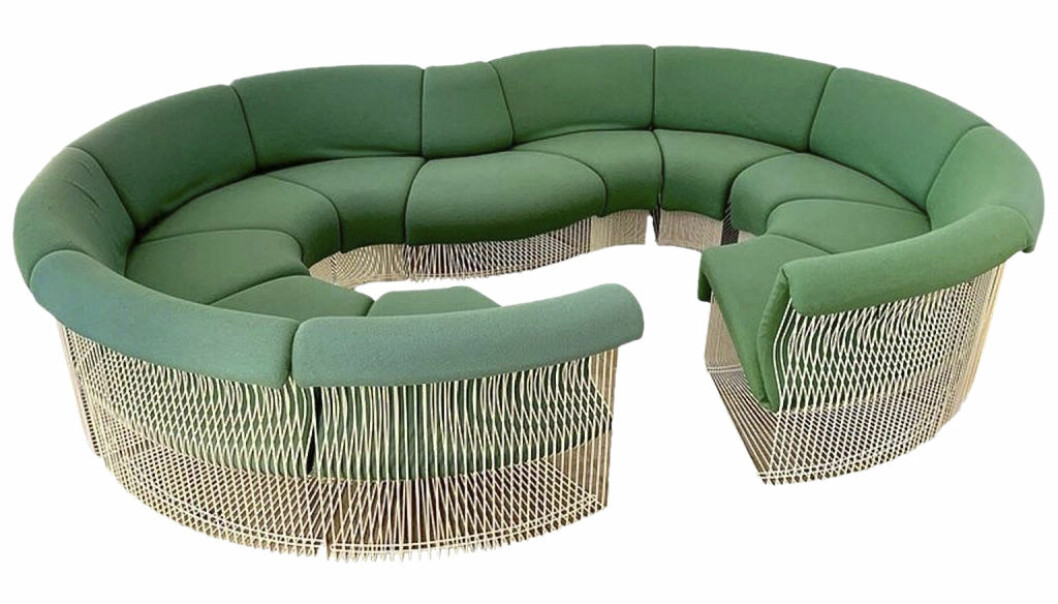 Möjligheterna att skapa runda, raka eller slingrande sittgrupper är oändlig med Verner Pantons (1926–98) system Pantonova. Hemligheten är att modulerna är antingen konkava, konvexa eller helt raka. Soffan, som finns till försäljning hos den Brysselbaserade handlaren Joevin Ortjens Galerie, består av tio konkava moduler och en konvex. Panton formgav möbelsystemet 1971 och det tillverkades av Fritz Hansen. Är man James Bond-diggare känner man säkert till att skurken sitter i en Pantonova-soffa i filmen The Spy Who Loved Me (Älskade spion) från 1977. Stommen är i kromat stål. Konkav soffa i grönt och kromat stål.