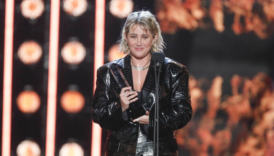 Molly Sandén tar emot en Grammis för Årets pop på Grammisgalan 2020.