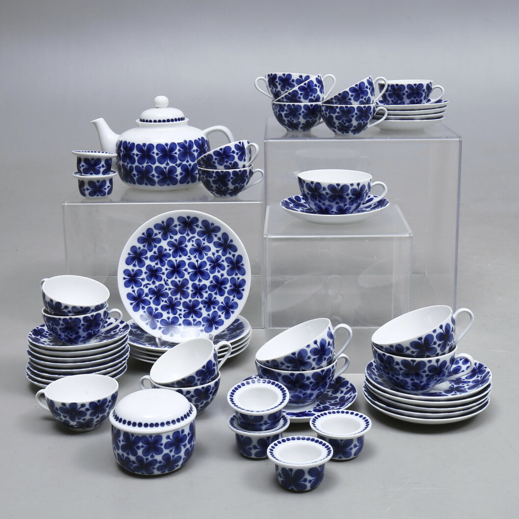 Vänner för livet. En midsommar-afton i slutet av 1940-talet fick Marianne Westman idén till den berömda dekoren <span class=" italic" data-lab-italic_desktop="italic">Mon Amie, </span>som<span class=" italic" data-lab-italic_desktop="italic"> </span>relanserades i samband med Marianne Westmans 80-årsdag 2008. Men återbruk är förstås att föredra. Flera delar ur Marianne Westmans blåvitmönstrade servis Mon Amie.