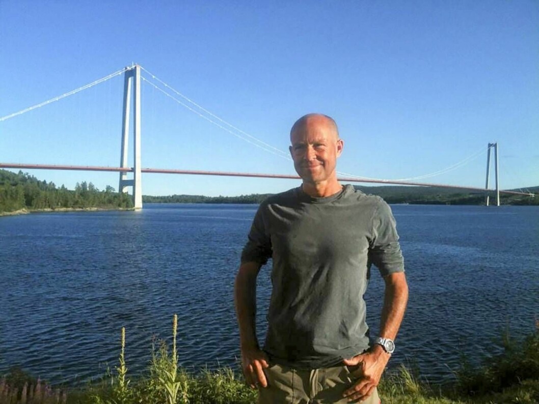 Peder var vältränad och fysiskt stark. Och han var en mycket omtyckt läkare. Mona-Lisas man Peder, frisk framför vatten och en bro