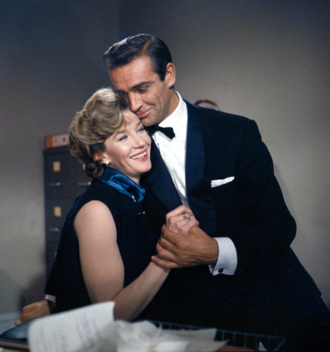 Utan miss Moneypenny hade James Bond varit vilse i kalendern. Lois Maxwell och Sean Connery ur ”Dr No”, 1962. Bild. IBL