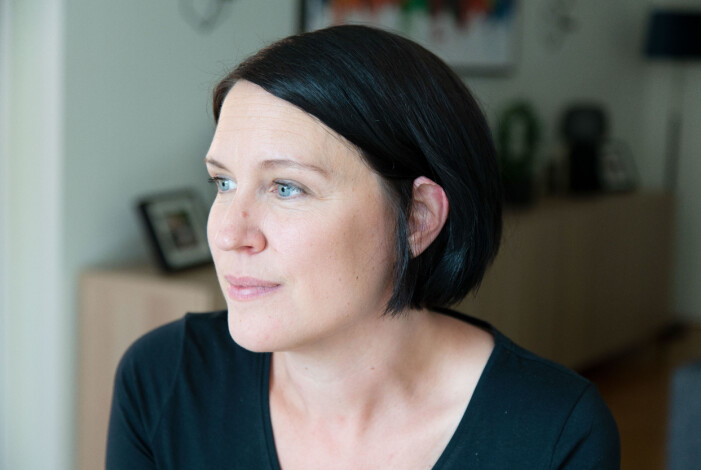 När Linus fick sin autism-diagnos försökte Monica träna och göra övningar för att han skulle utvecklas. I dag inser hon att det var alldeles för svårt för honom. Monica Bergenek, aktuell med boken ”Marionettmamman”, i sin lägenhet i Malmö.