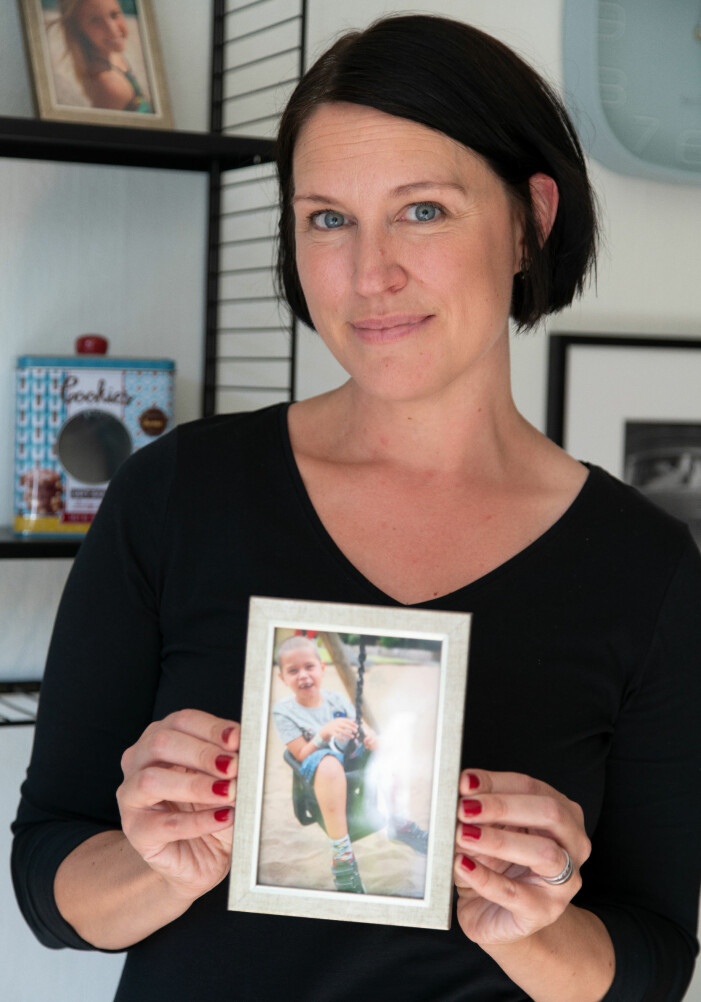 Monica beskriver Linus som glad och social, men också att hans personlighet blockeras av hans funktionsnedsättningar. Monica Bergenek i Malmö med ett foto på sin son Linus.