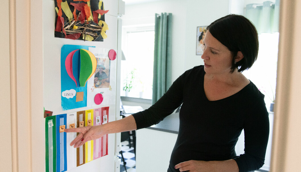 I köket hänger Linus veckoschema, där små bilder visar dagens viktigaste sak som händer, som att gå till skolan, träffa mormor och morfar eller äta popcorn på fredagar. Monica Bergenek i Malmö visar upp veckoschemat för sonen Linus som har flera npf-diagnoser.