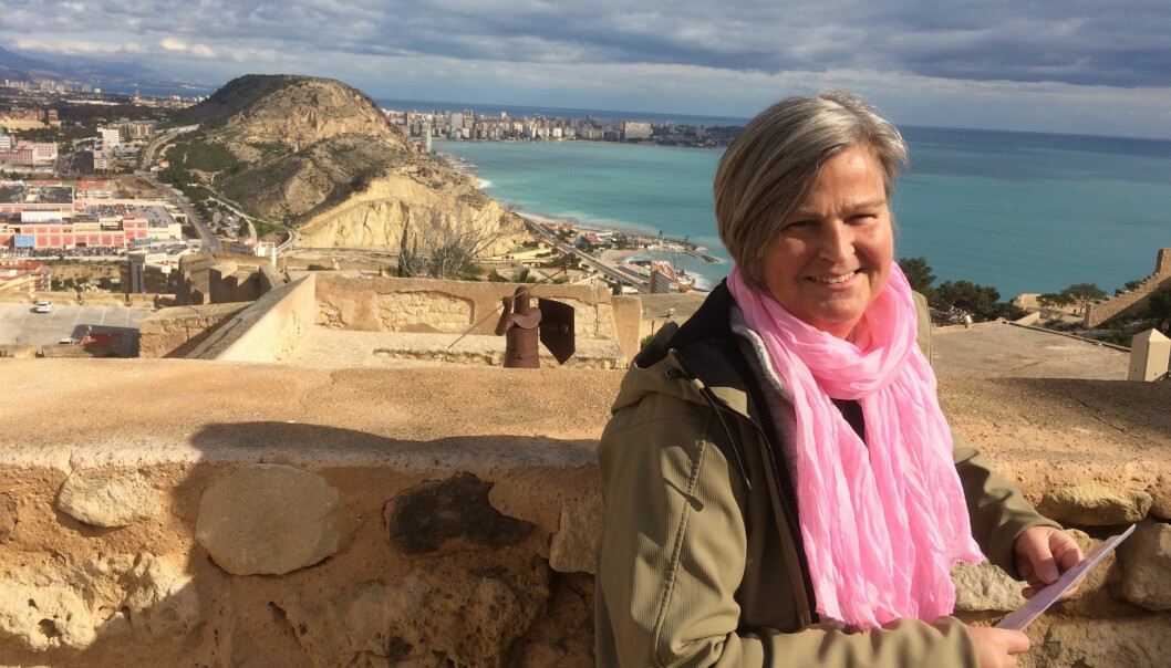 När det är som kallast hemma i Sverige, försöker Monica resa bort till ett varmare land eftersom värme gör att hennes symtom lindras. Helst reser hon till Spanien, där hennes man har sina rötter. Monica Holmner i Spanien.