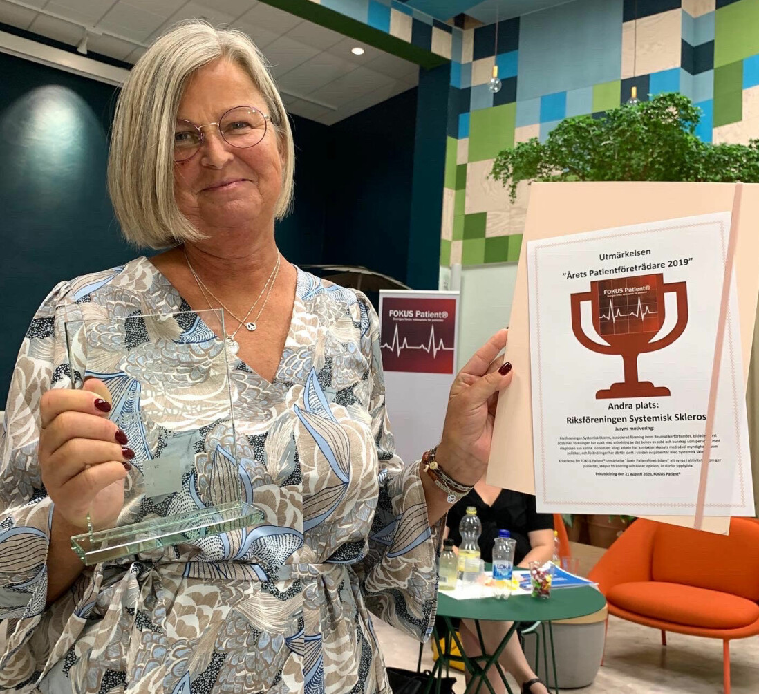 Monica och hennes förening fick andra pris som Årets patientföreträdare 2019, en utmärkelse som delas ut av Fokus Patient. Monica Holmner tar emot andrapriset av utmärkelsen Årets patientföreträdare 2019.