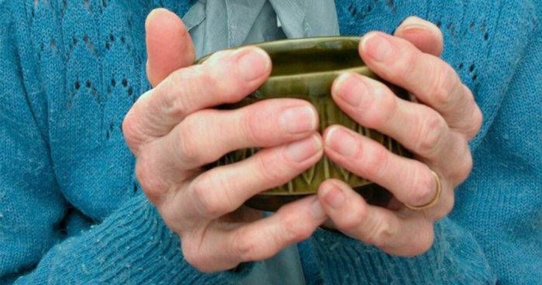 Händer runt en keramikkopp