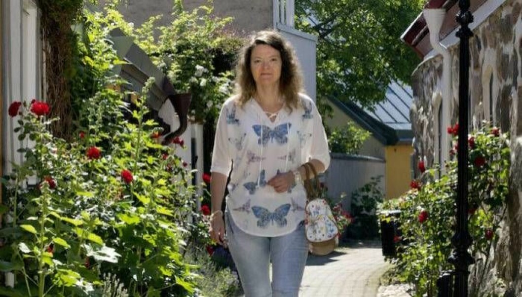 Sedan två år tillbaka behandlas Monika av en naturläkare. Hon har förhoppningar om att bli helt frisk en dag. Monika Holm i Ystad sjuk av borrelia. Foto: Helene Nordgren