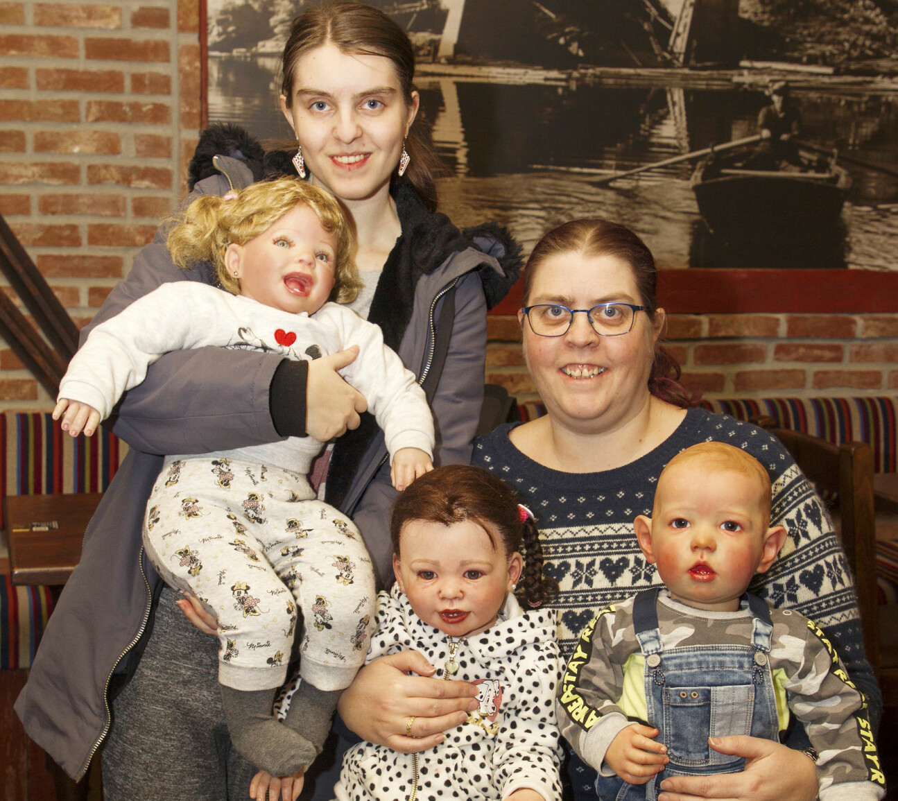 Hege-Kristin har överlåtit en av sina dockor till sin dotter och känner sig som en mormor. En kvinna och hennes dotter med reborn-dockor.