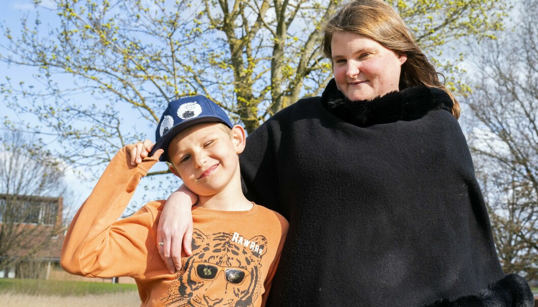 Lucas har en hel vägg av kepsar, men kepsen på bilden är något alldeles extra då det är en present från hans morfar. Mamma med en son i keps.