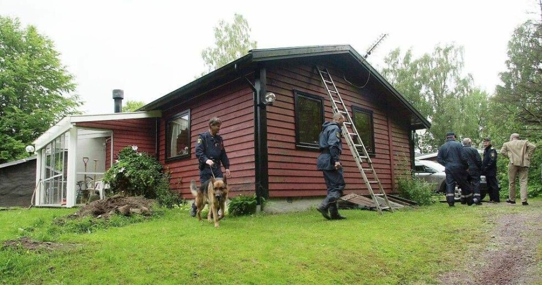 Under sommaren 2004 undersöktes stugan där Ulf Olsson bodde vid tiden för morden, och spår säkrades.
