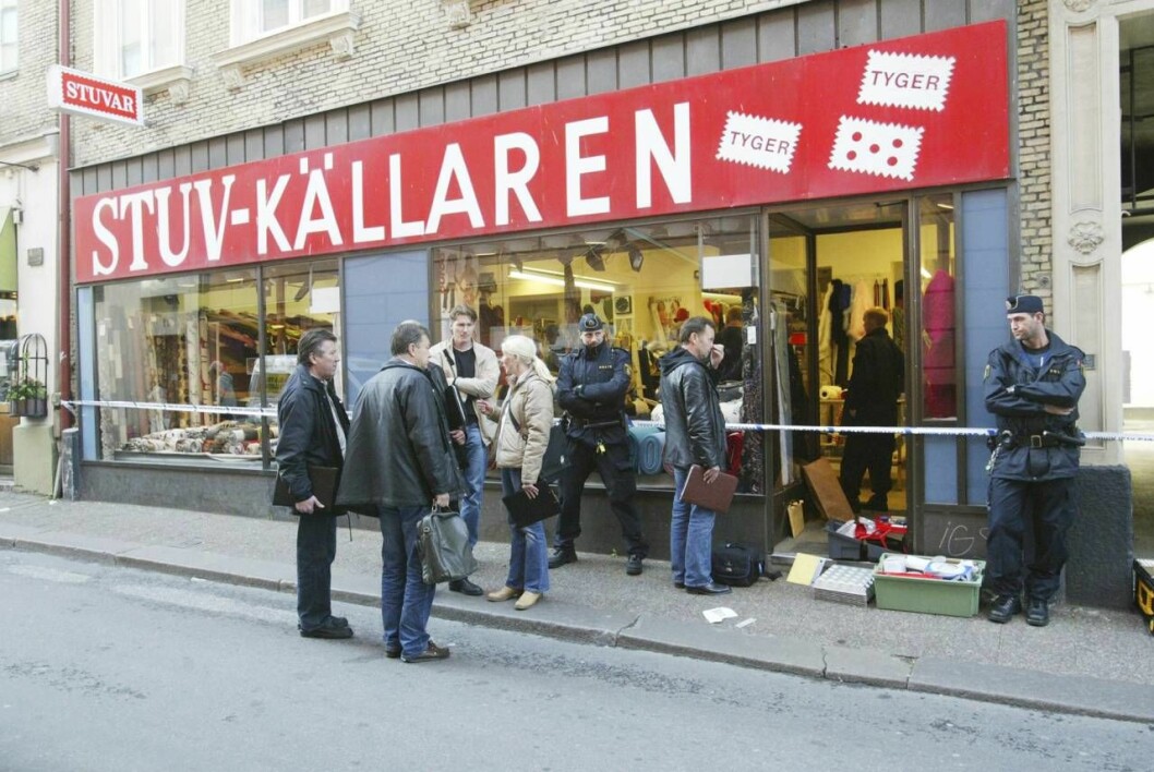 I affärens bakre utrymmen hittades Marie mördad. Stuvkällaren