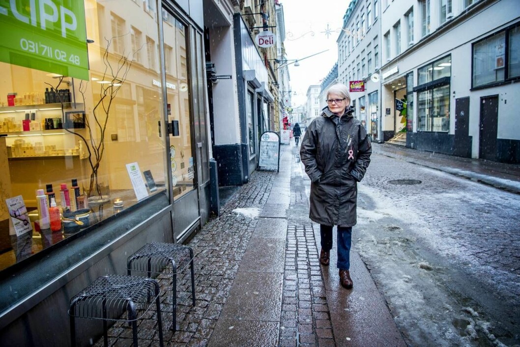 Det är smärtsamt för Christina att befinna sig i närheten av lokalen där dottern mördades. Marie Johansson utanför affären där dottern mördades