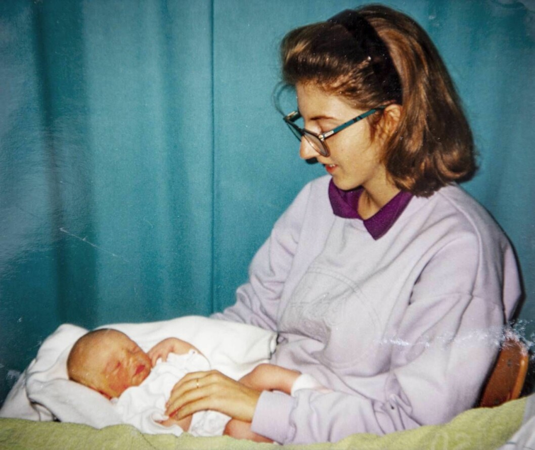 Marie var 21 år när hennes yngsta syskon föddes. Här håller hon systern Karin i famnen. Marie och Christina