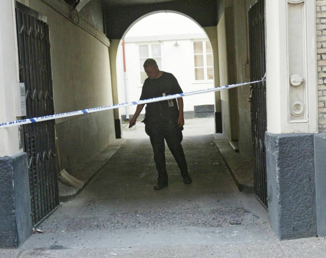 Då: Polisen söker efter tekniska bevis i gränden intill Stuvkällaren. Polis I gränd