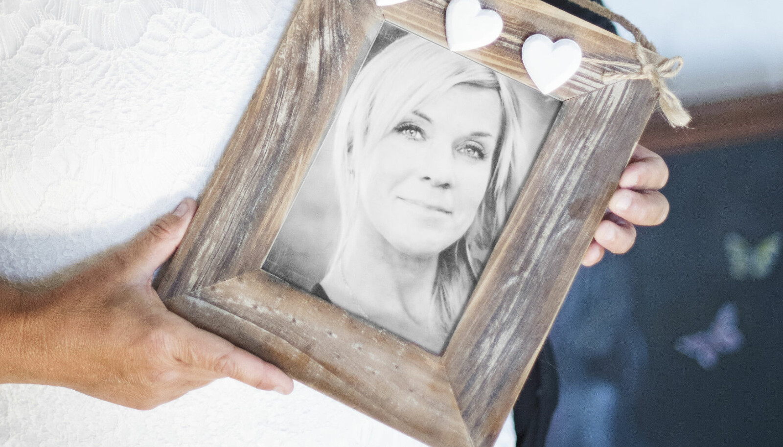 Lotta Rudholm mördades av en man hon hade träffat på Facebook. Camilla Rudholm håller upp en bild på sin mördade syster Lotta Rudholm.