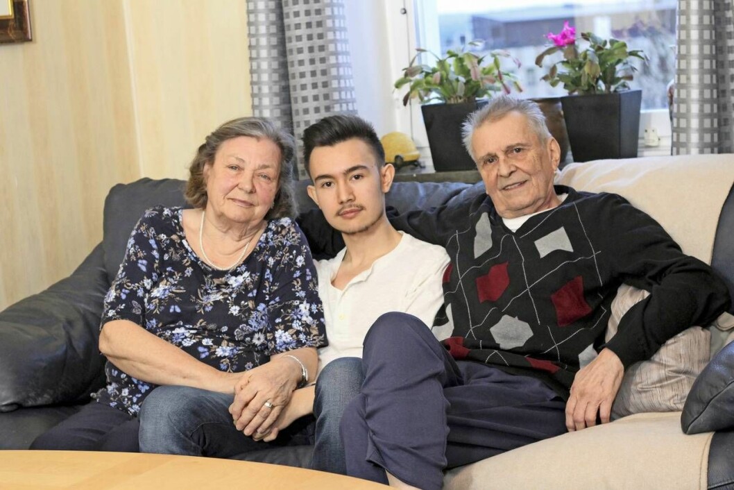 Miriam, Marcus och Stig stöttar varandra i det svåra. Miriam, Marcus och Stig sitter i en soffa och pratar om mördade Veronica Lin, deras dotter och mamma