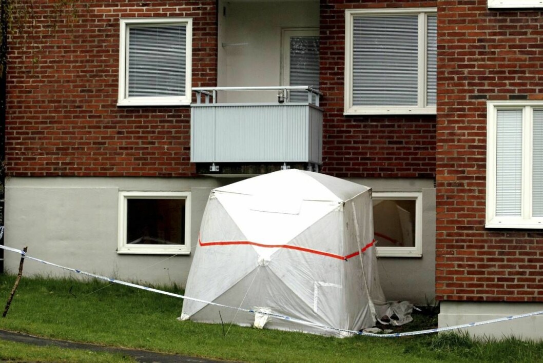 Under balkongen hittades grannens döda kropp. Veronica Lins mordplats är avspärrad