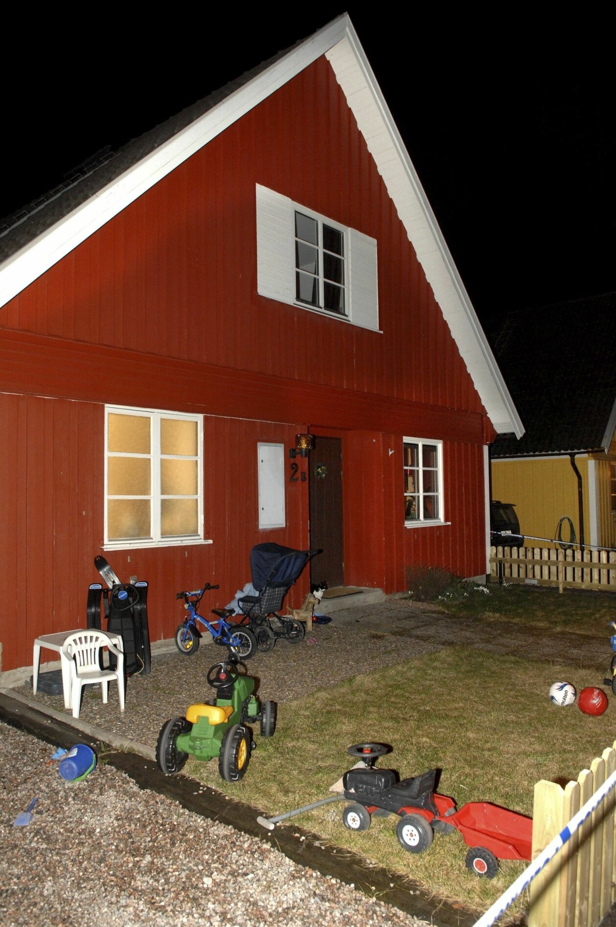 Mordkvällen, den 17 mars 2008. Leksakerna i trädgården minner om de barn som alldeles nyss levde och lekte här – innan de attackerades i sitt hem. Mordkvällen, den 17 mars 2008.
Leksakerna i trädgården minner
om de barn som alldeles nyss
levde och lekte här – innan
de attackerades i sitt hem.