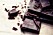 Serotoninet i den mörka chokladen får både kropp och hjärna att slappna av.