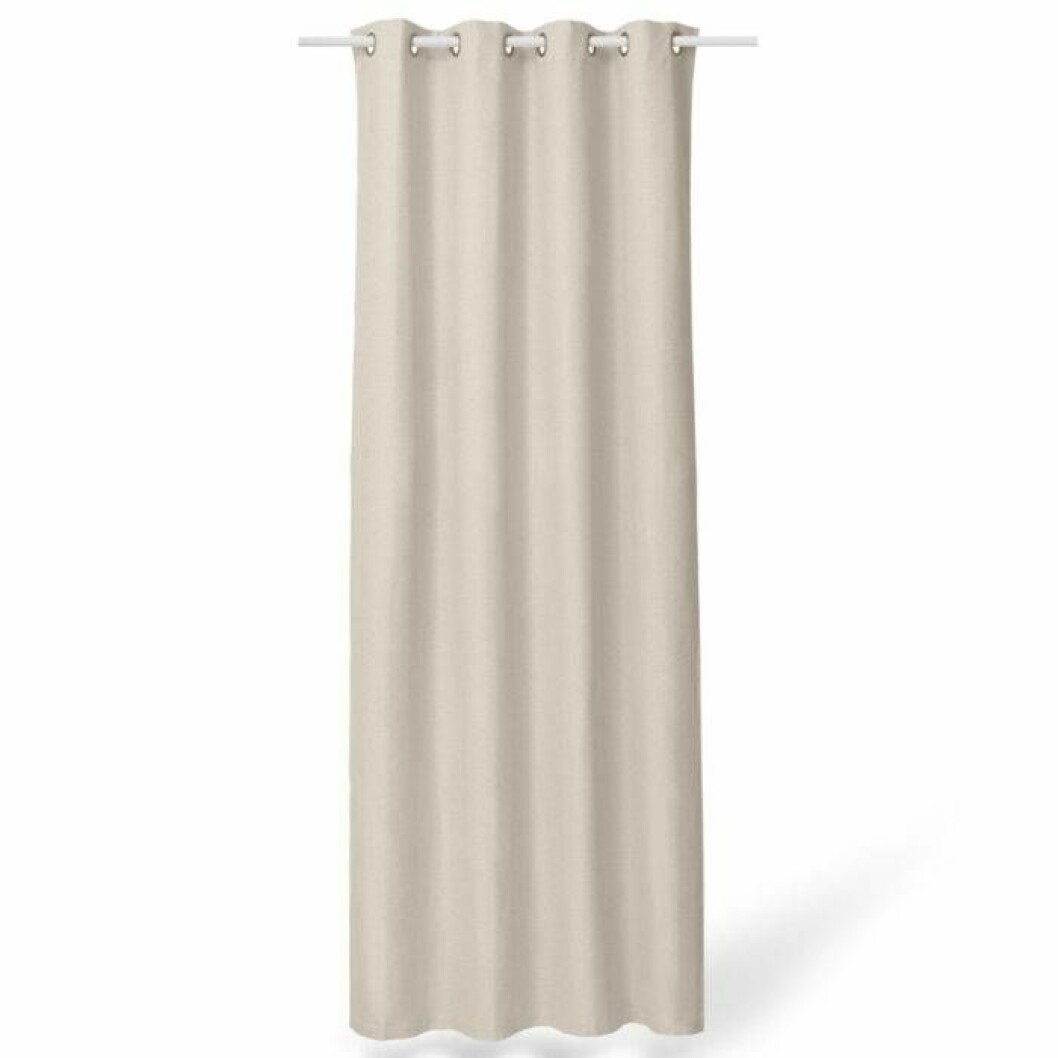Beige mörkläggningsgardin från Åhléns, finns i flera färger. <a href="https://track.adtraction.com/t/t?a=1136856392&as=1219652846&t=2&tk=1&epi=gardiner&url=https://www.ahlens.se/Inredning/textil/gardiner-15059/ahlens-morklaggningsgardin-sovmorgon-140x240-cm-beige-90016139/" target="_blank" rel="noopener">Här kan du läsa mer och köpa dem</a>.