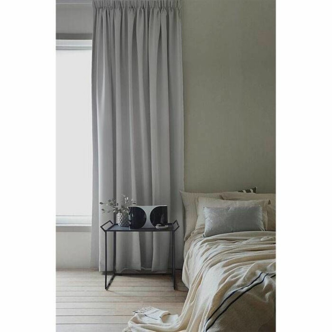Pärlvit mörkläggande hotellgardin från Ellos Home, finns i flera färger. <a href="http://www.awin1.com/cread.php?awinaffid=439053&awinmid=8905&clickref=gardiner&p=https%3A%2F%2Fwww.ellos.se%2Fmimou%2Fmorklaggande-hotellgardin-dubbel-bredd%2F1504339-03" target="_blank" rel="noopener">Här kan du läsa mer och köpa dem</a>. Pärlvit gardin med hotellkänsla från Ellos