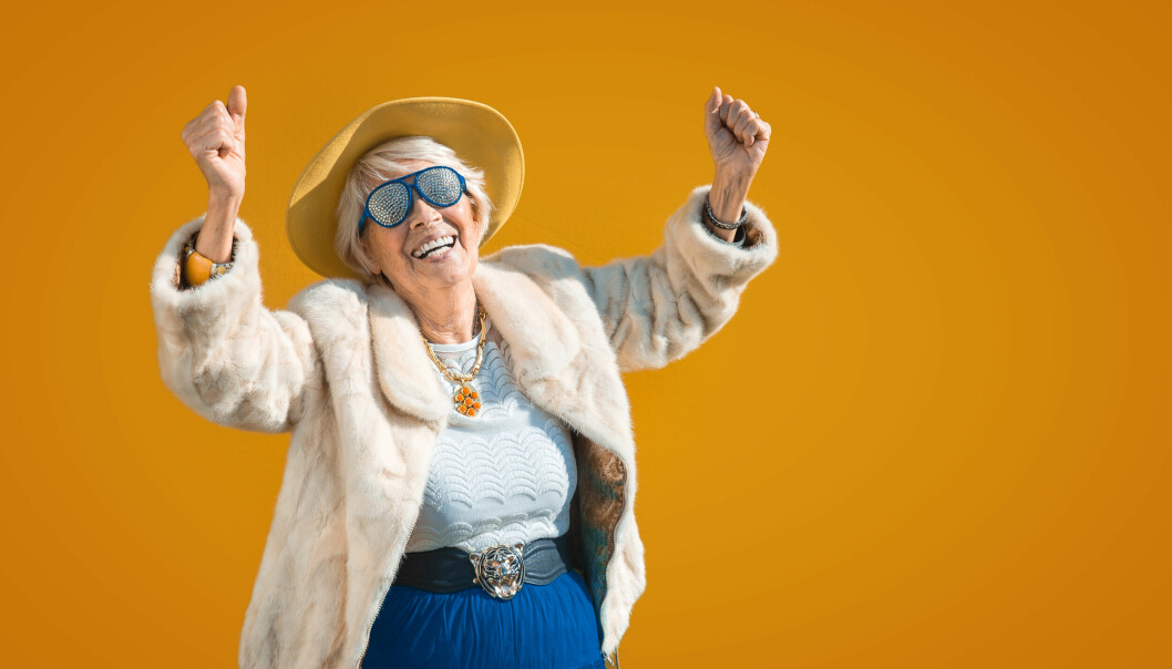 Glad äldre kvinna ler - en positiv förebild.