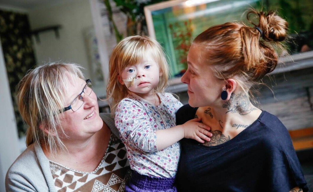 Mormor Louice bor i närheten och umgås gärna med sitt lilla barnbarn. Foto: Petra Älvstrand Mormor Louice med lilla Sally och dottern Sara