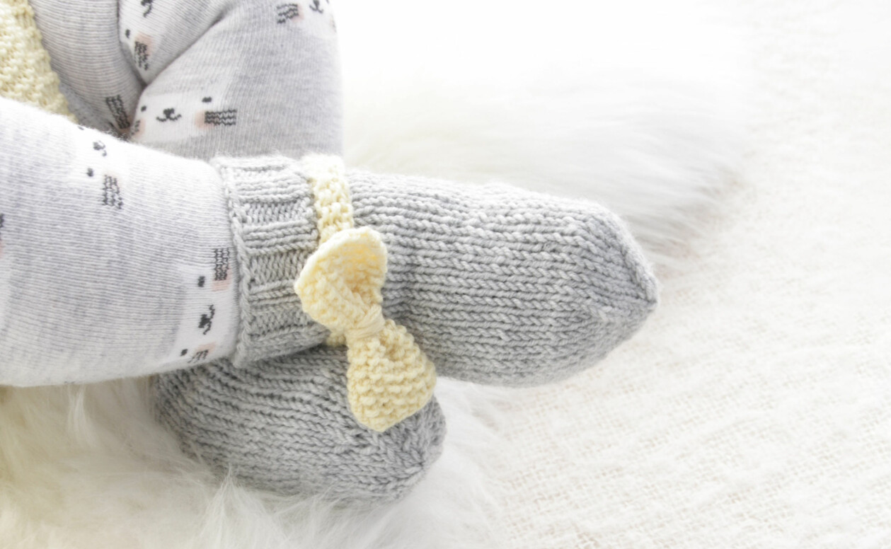 Mosstickade sockor till baby från Drops Design