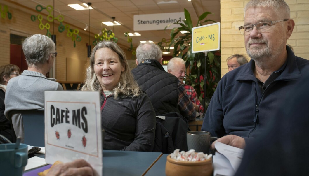 Personer sitter och pratar på ett MS-café.