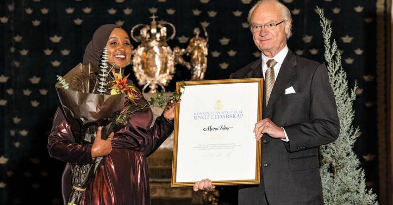 Muna Idow får stipendium av kung Carl Gustaf.