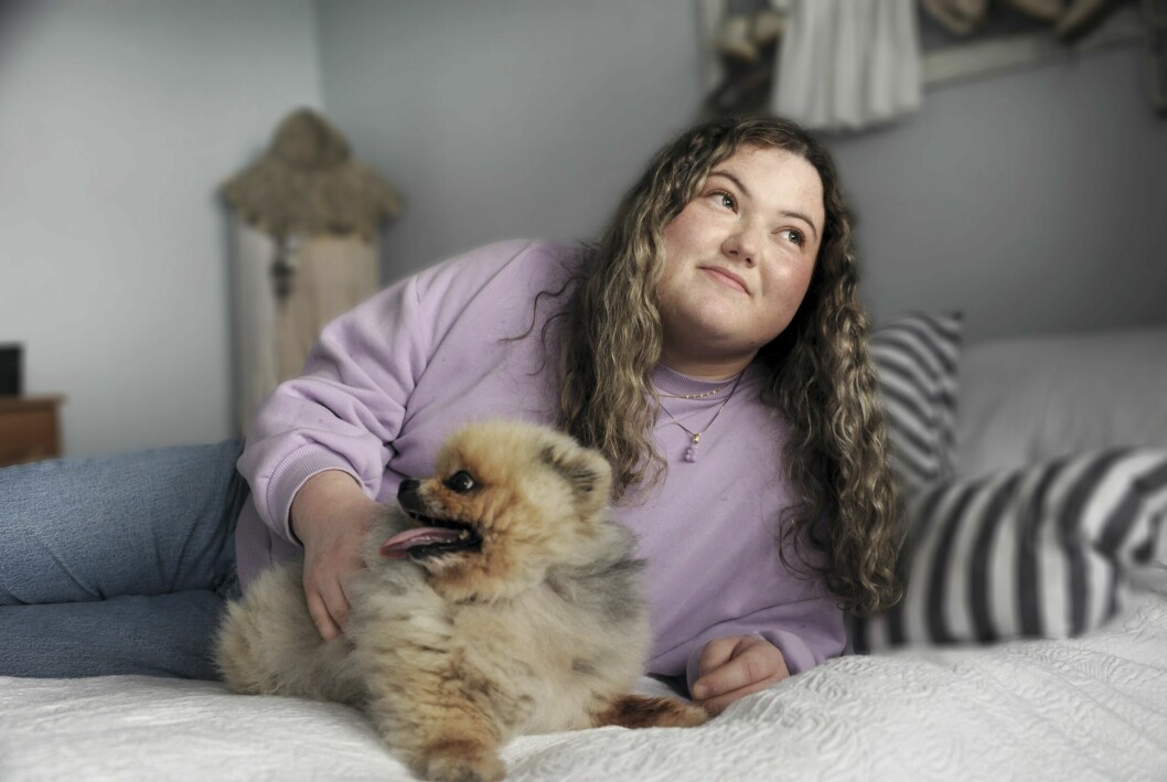 Karoline som har selektiv mutism trivs tillsammans med hunden Zeke