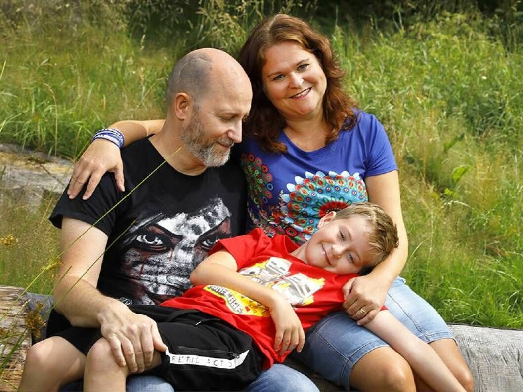 Per Myrhill har outhärdliga smärtor dygnet runt och kämpar tillsammans med hustrun Josefine för att få medicinsk cannabis. Här med Josefine och sonen Viktor. Foto: Leif Boström. Per Myrhill med frun Josefine och sonen Viktor