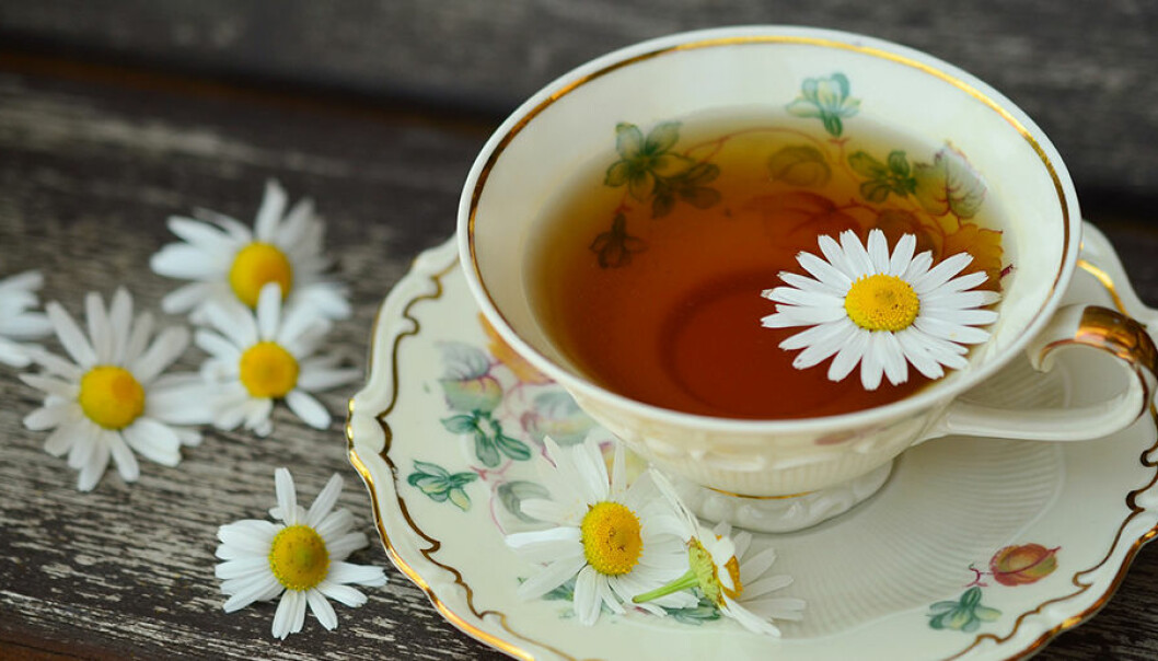 Kopp te med blommor i