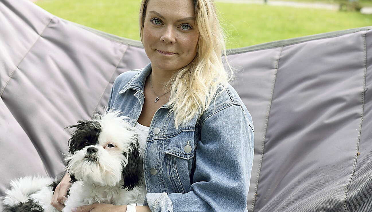 Nadja Ståhl sitter i en hängmatta tillsammans med sin hund Elsa och berättar hur det var att växa upp i ett missbrukarhem och hur hon överlevde sin traumatiska barndom och hittade sin väg i livet