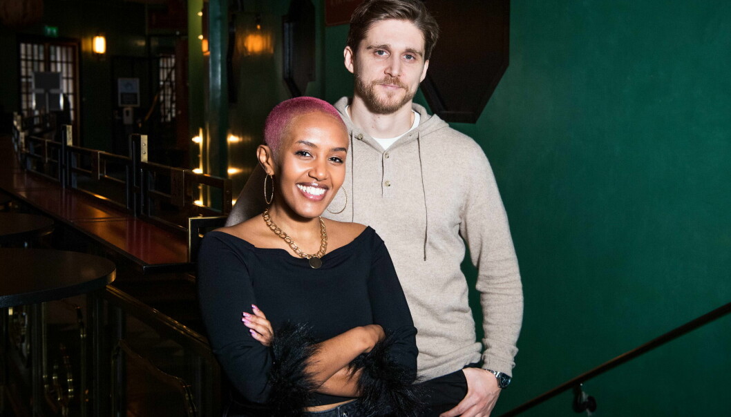 Nadja Kasanesh Holm och Anastasios ”Stasse” Soulis på pressbilder för musikalen The Bodyguard som sätts upp på Chinateatern i Stockholm hösten 2022.