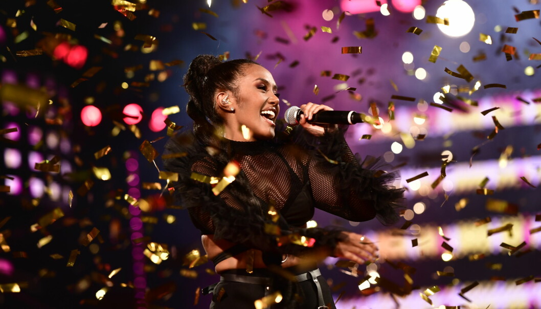 Efter att ha vunnit i Idol gick Nadja in i studion för att börja staka ut sin kommande musikaliska väg. Nadja Kasanesh Holm vinner finalen av Idol 2020 och sjunger vinnarlåten i ett regn av guldfärgat konfetti.