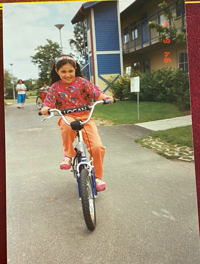 En glad tioåring på sin cykel, men snart skulle livet innebära förtryck och förbud för Elaf Ali. Elaf Ali, tio år